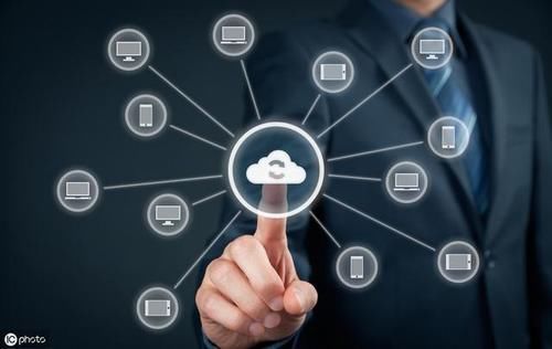 數(shù)據處理的方式是批處理.在計算機出現(xiàn)之前,人們運用常規(guī)的手段從